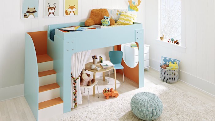 das Kinderbett sieht wie ein großes Puppenhaus in blauer Farbe aus - ganz niedlich