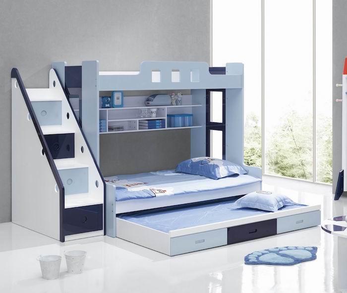 Kinderbett in blauer Farbe, wo auch Spielkameraden übernachten können
