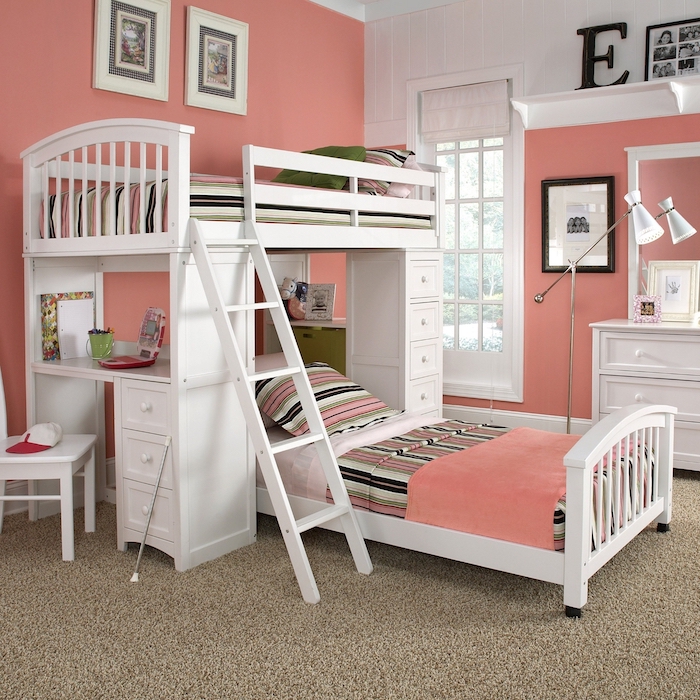 weißes Kinder Hochbett mit Bettwäsche in rosa Farbe mit Schreibtisch