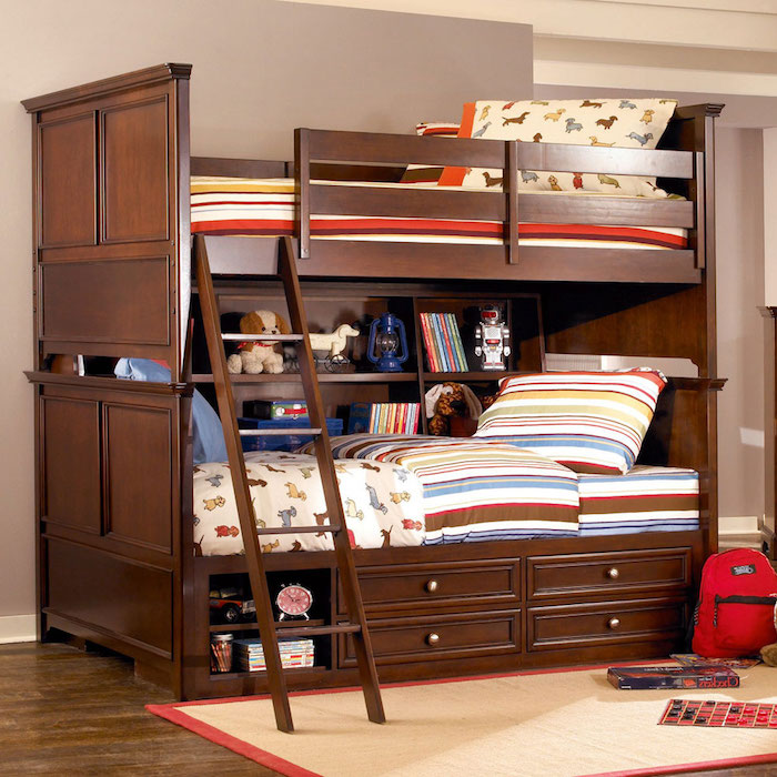 Hochbett für Kinder mit einer bunten Bettwäsche und viele Regale für Bücher und Spielzeuge