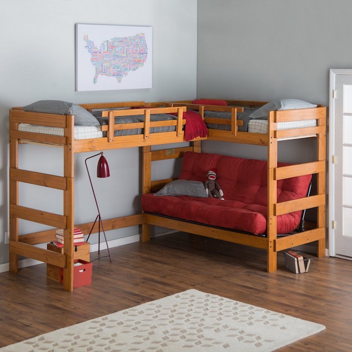 kompaktes Hochbett für Kinder aus Bretten und ein rotes Sofa unten