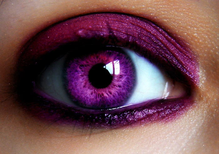 kosmetische UV Kontaktlinsen in violetter Farbe, Augenschminke in dunkellila