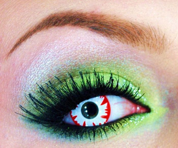 Regenbogenschminke in grünen Nuancen, Augenbrauen ausmalen