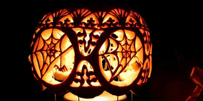 Halloween Bilder - ein Kürbis wie Eule mit kompliziertem Muster geschnitzt