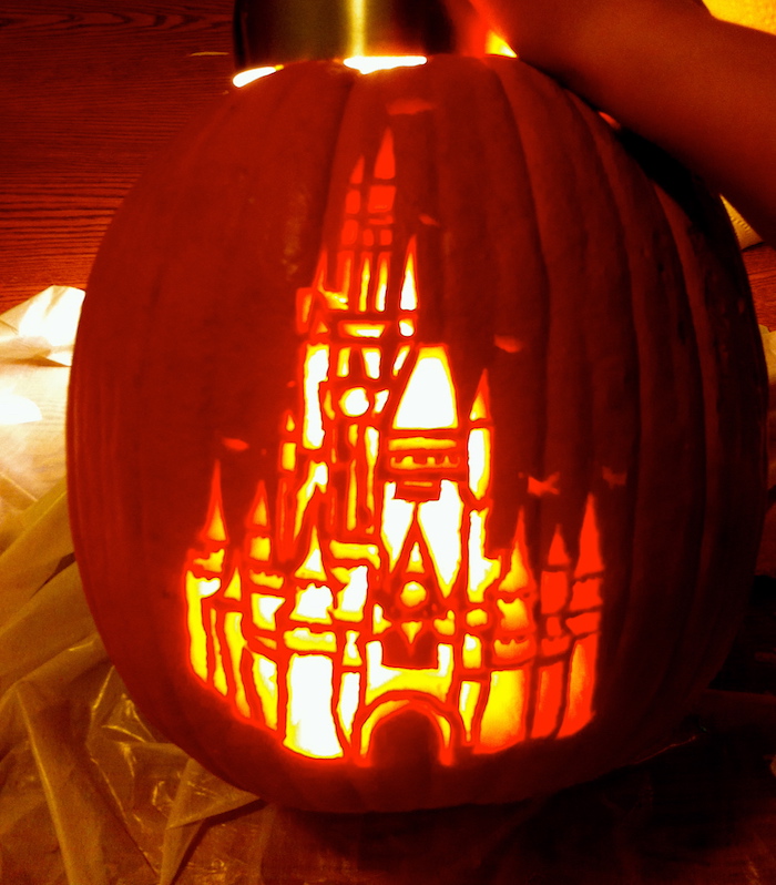 das Schloss von Disney in aller Schönheit in Kürbis geschnitzt - Halloween Bilder
