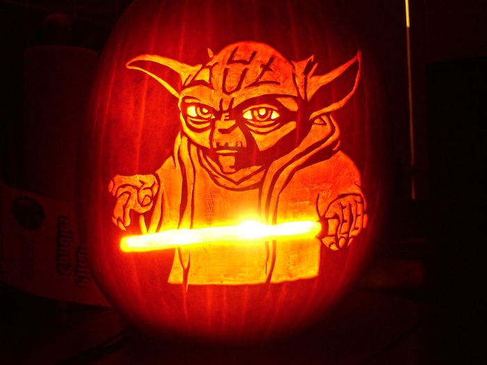 Halloween Kürbis mit Master Yoda von Stars Wars und sein Lightsaber