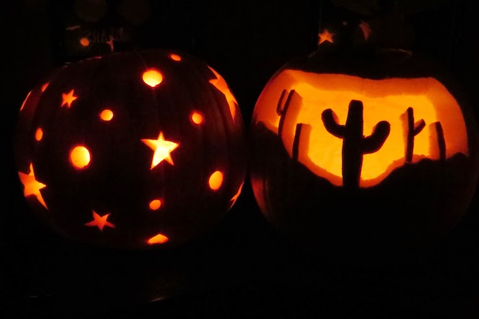 zwei Halloween Kürbise mit interessanten Ornamenten von Sternen und Kaktusse 