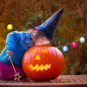 Kürbis schnitzen - etwas Lustiges zu Halloween unternehmen