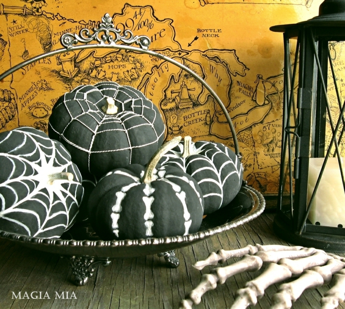 Kürbisse schwarz bemalen, Spinnennetze und Knochen aufzeichnen, coole Ideen für Halloween Deko