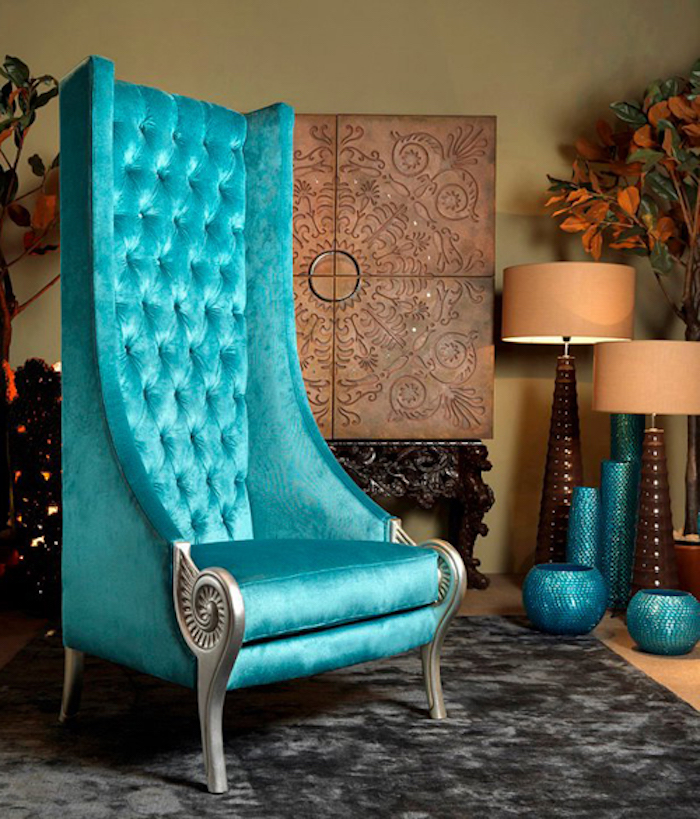 Lesesessel in türkisblau mit hoher Rückenlehne, silberne Beine, Vintage Möbel, Pflanzen im Zimmer