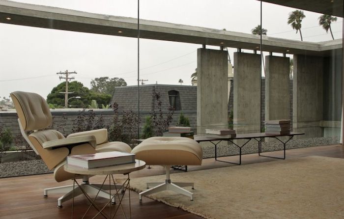 Relaxstuhl mit Hocker in Beige, Wohnzuimmer mit Gartenaussicht, indirekte LED-Beleuchtung