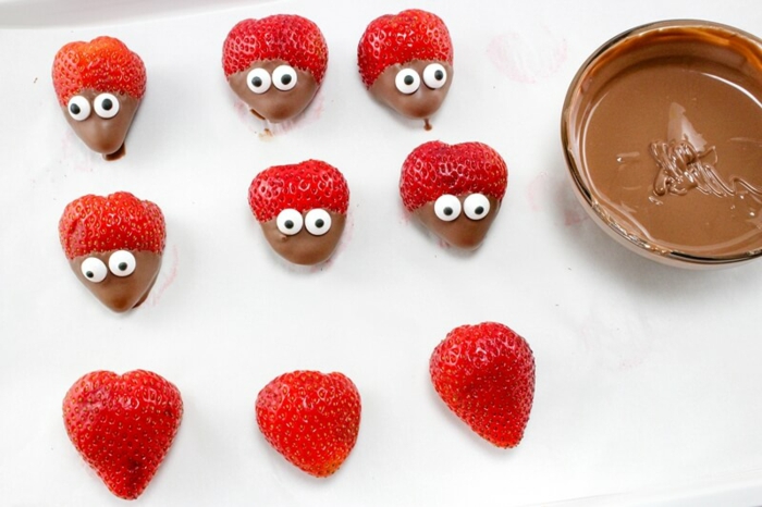 Erdbeeren in Schokolade tauchen, süße Marienkäfer, kleine Snacks für Party vorbereiten