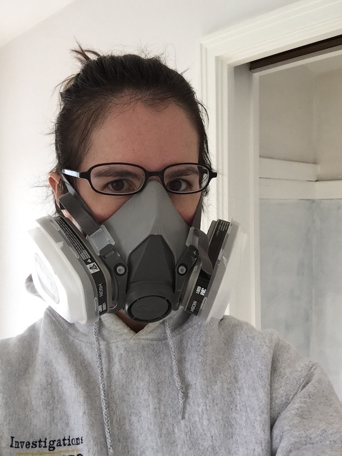 eine graue Ausrüstung von einem Mädchen mit Brillen - gruselige Halloween Masken
