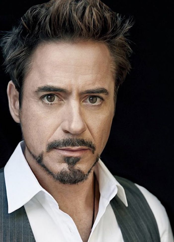 Robert Downey Jr. mit Anchor-Bart, gespitzte Haare, schwarzer Hintergrund
