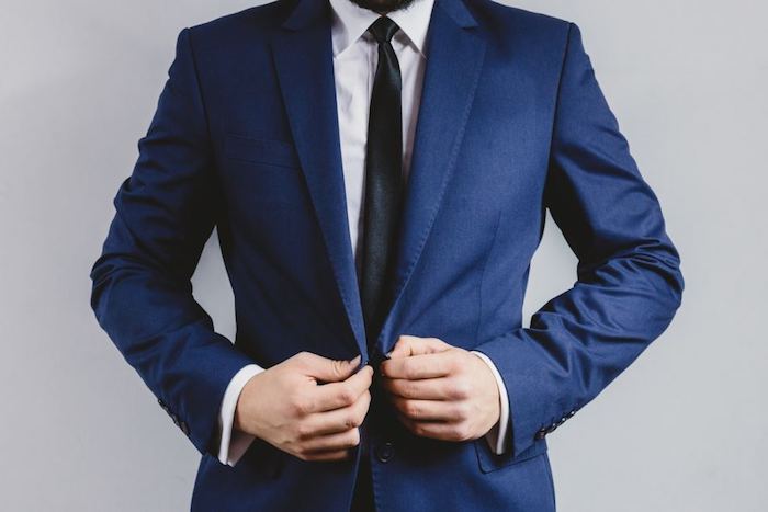 ein blauer Anzug mit Krawatte - Männermode