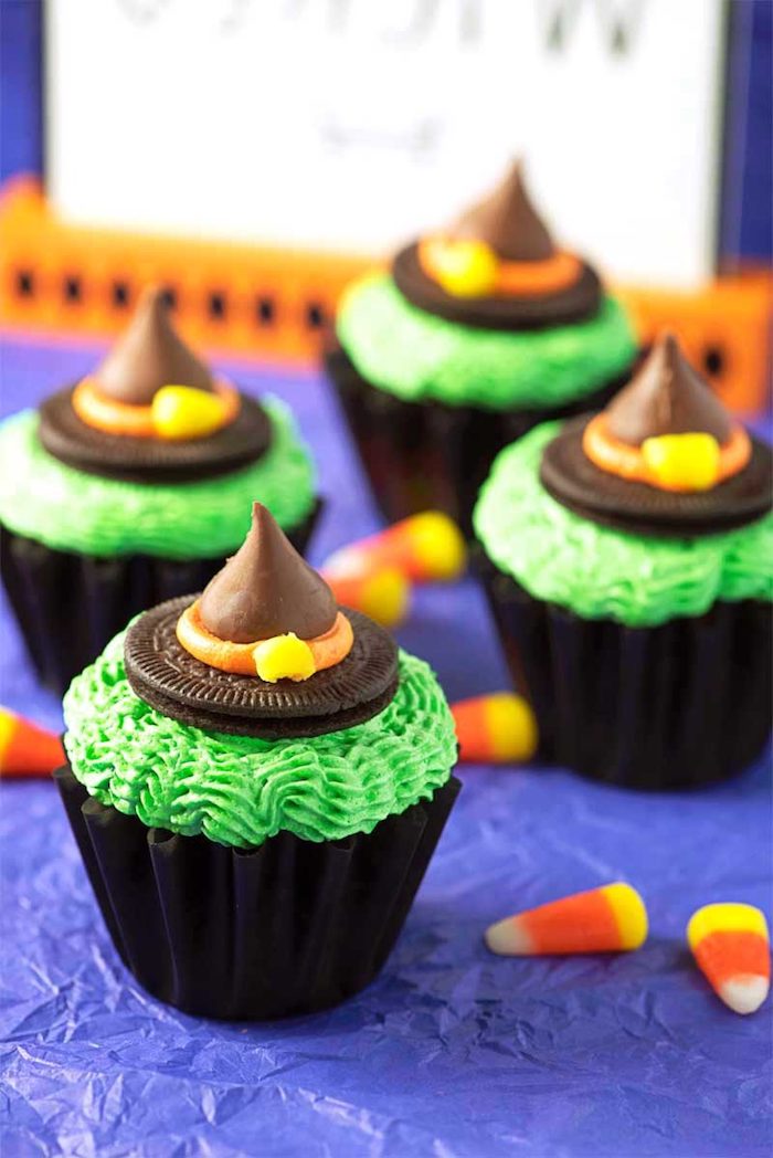 rezepte halloween, cupcakes dekoriert mit grüner buttercreme und hexenhüten aus oreo-keksen