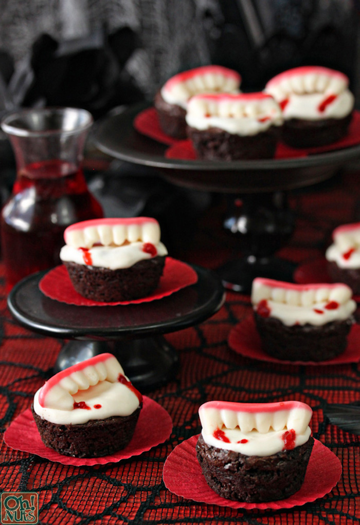 rezepte halloween, cupcakes mit weißer buttercreme und geleebonobns in form von vampirzähnen