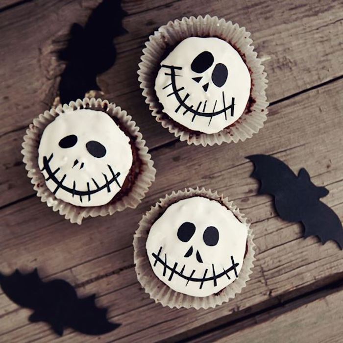 halloween backen, cupcakes mit sahne und schokolade dekorieren