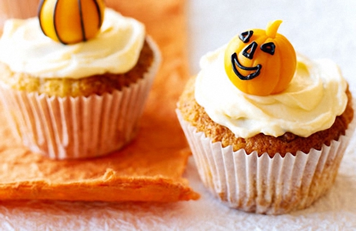 halloween backen, cupcakes dekoriert mit sahne und kleinen kürbissen aus fondant