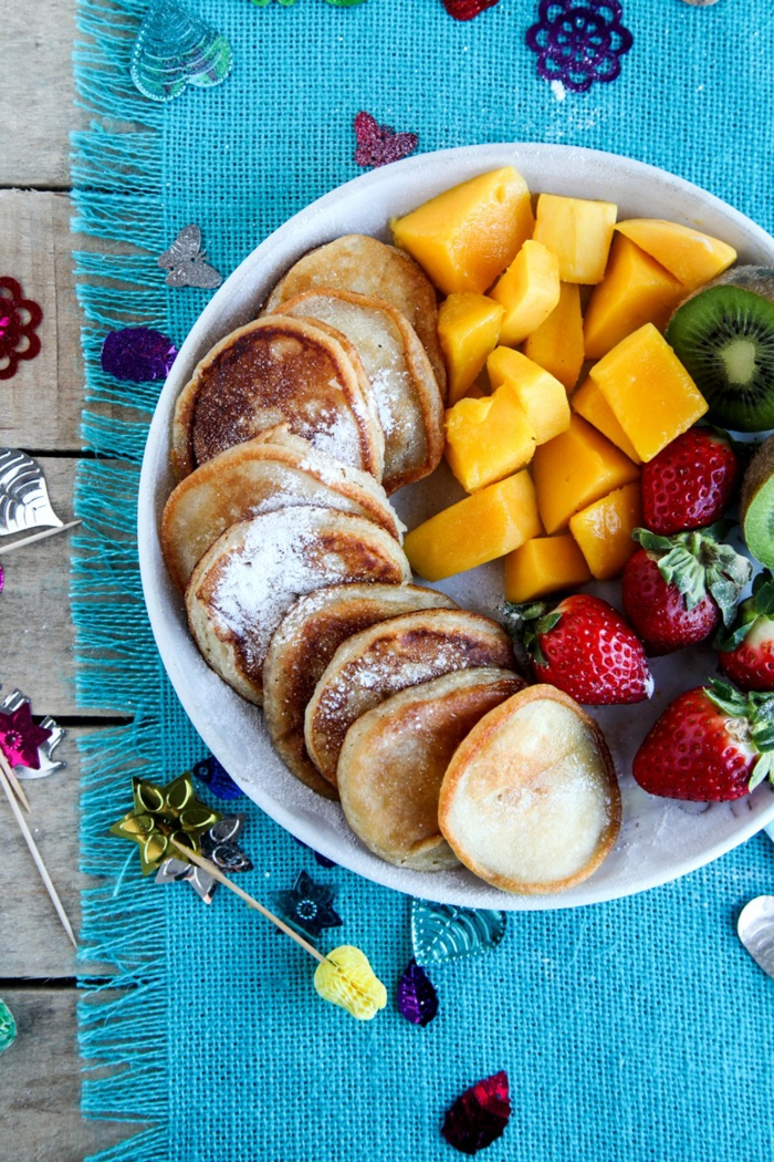 Mini-Pfannkuchen mit Puderzucker und Früchten, bunter Teller, tolle Ideen für Kindergeburtstag