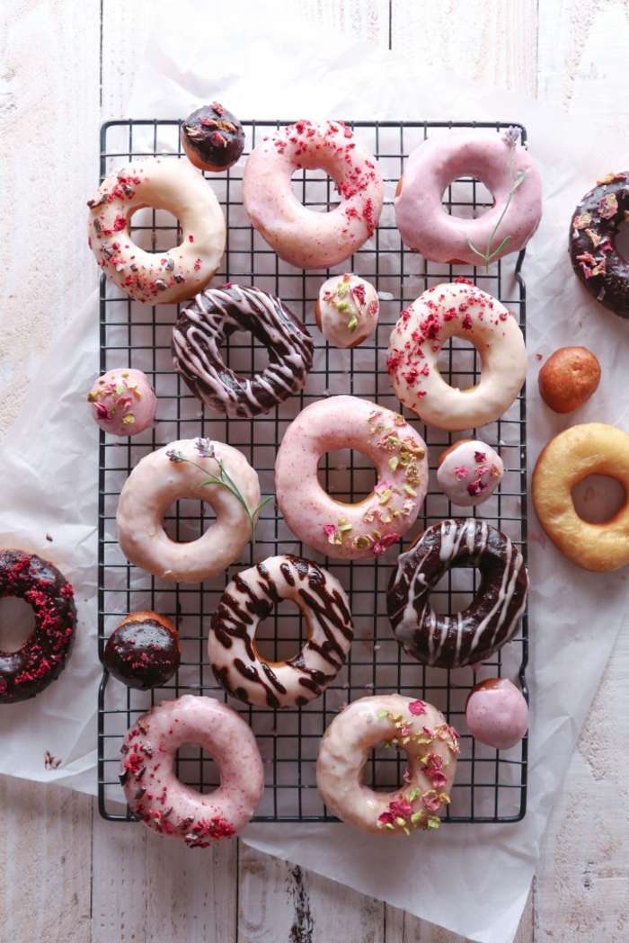 Bunte Donuts vorbereiten, kleine Snacks für viele Gäste, Party organisieren- Ideen und Rezepte