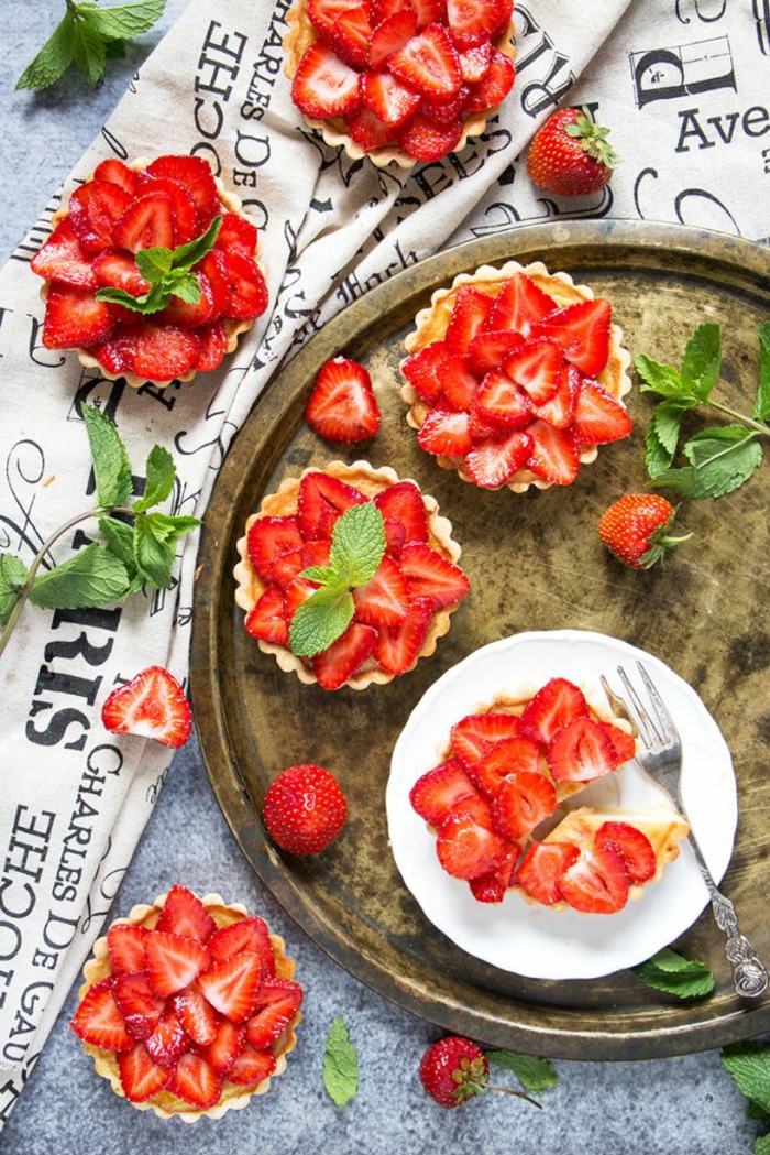 Mini-Tarten mit Erdbeeren vorbereiten, tolle Nachtisch-Rezepte für jeden Geschmack