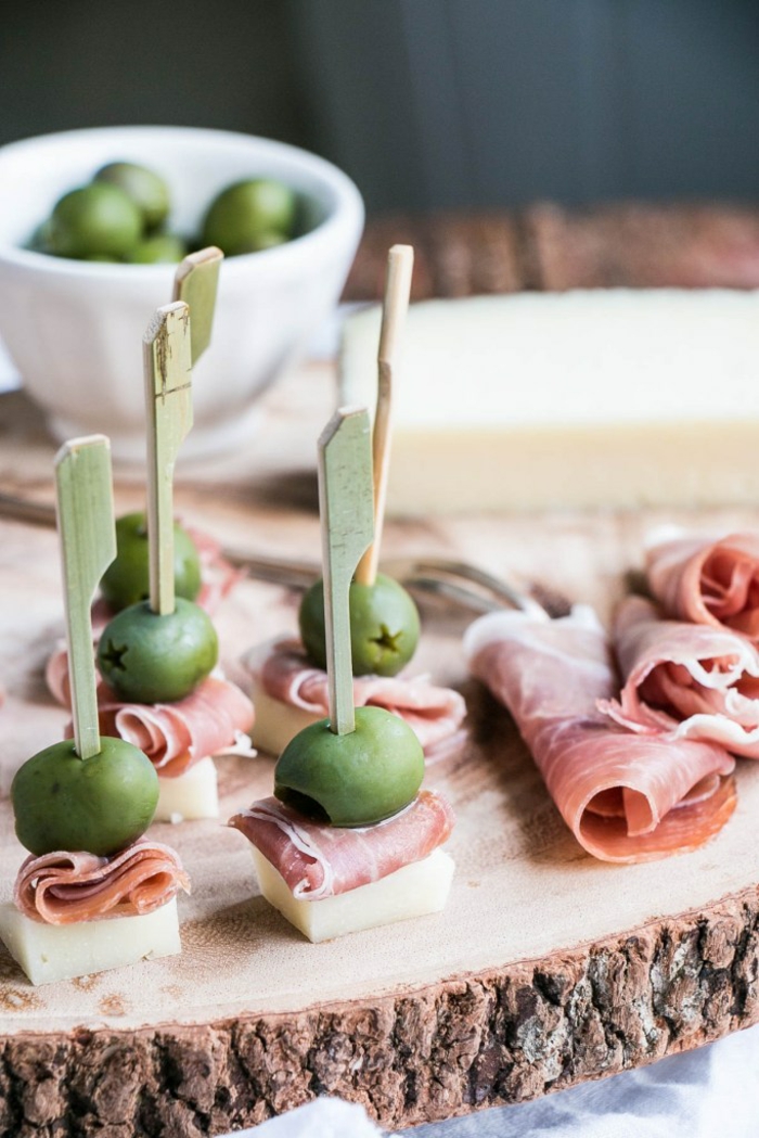 Partyhäppchen für viele Gäste- Käse, Schinken und Oliven, kleine Snacks einfach und schnell vorbereiten