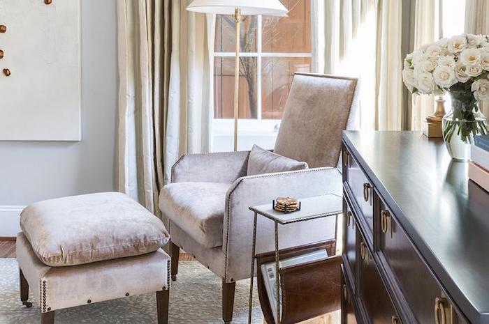 Set aus Relaxstuhl mit Hocker in Perlengrau, simples Wandbild, Zimmergestaltung in hellen Farben