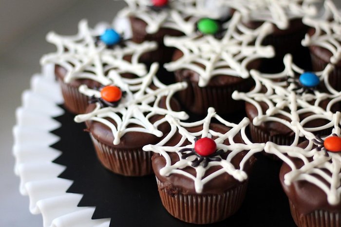 rezepte für halloween, spinnweben aus weißer schokolade, spinnen aus bonbons