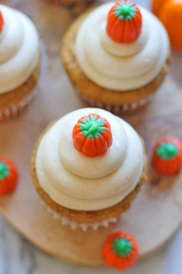 rezepte für halloween, cupcakes dekoriert mit buttercreme und kleine kprbissen aus fondant