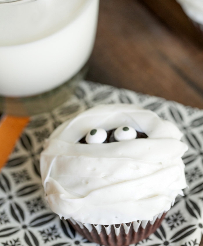 rezepte für halloween, cupcake-mumie mit schokolade und sahne