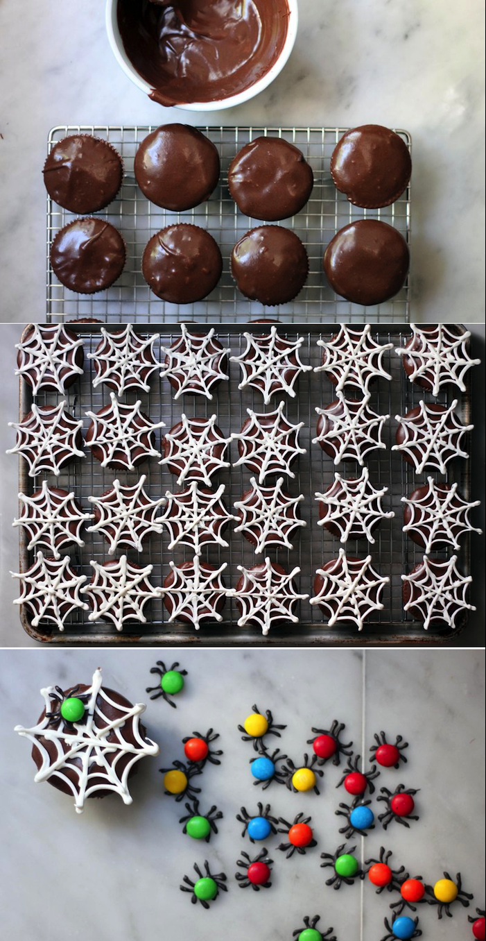 rezepte für halloween, muffins mit spinnweben aus weißer schokolda