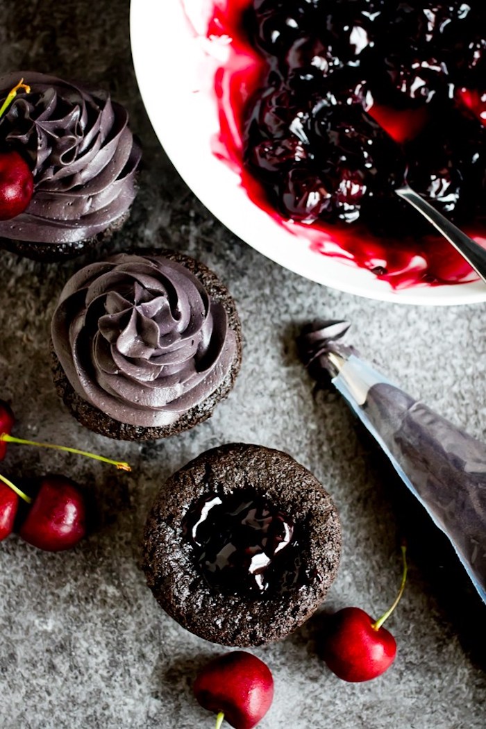 rezepte für halloween, cupcakes selber machen, muffins mit schokolade und kirschen