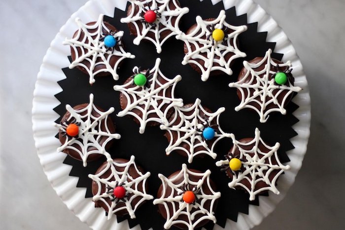 rezepte für halloween, cupcakes dekorieren, bunte spinnen aus bonbons
