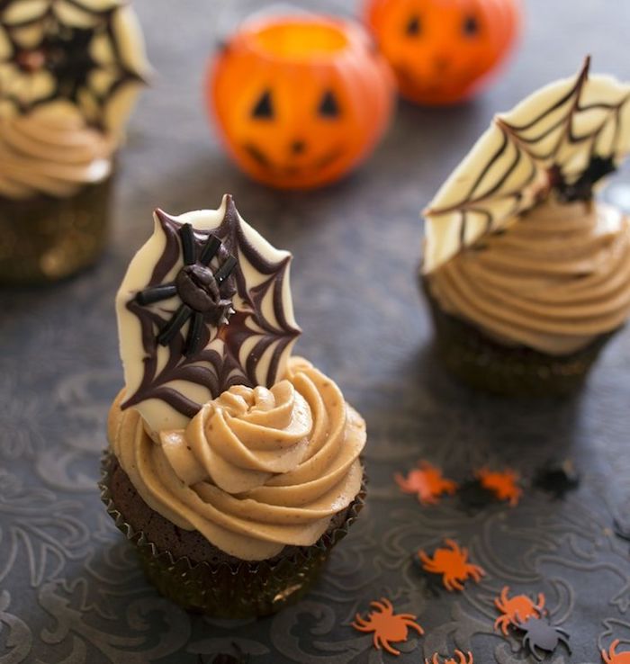 rezepte halloween, spinnenweben aus schokolade, festliche cupcakes