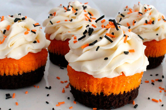 halloween backen, desserts in orange und braun dekoriert mit buttercreme und streuseln