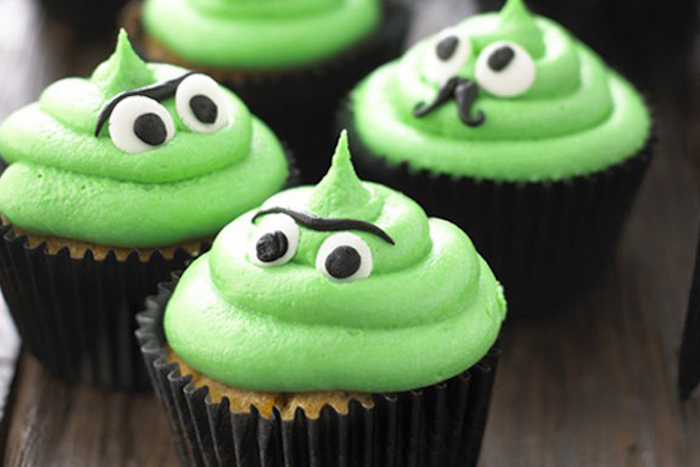 halloween backen, muffins-ungeheuer selber machen, cupcakes mit grüner sahne