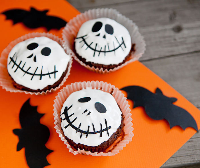 muffins für halloween backen, cupakes festlich dekorieren