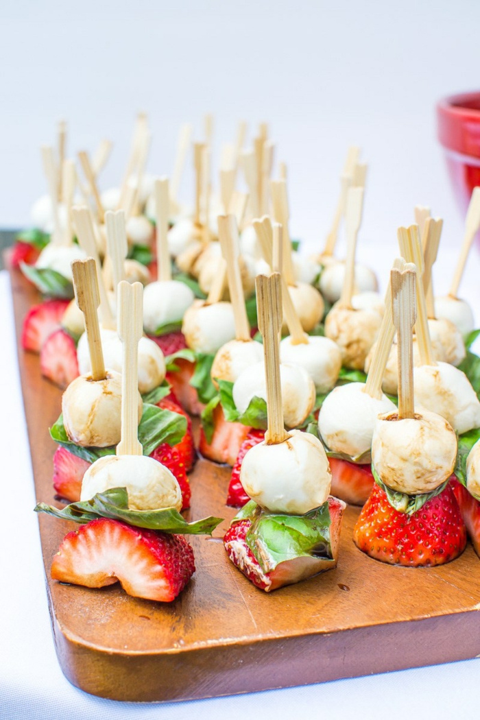 Partyhäppchen für Kindergeburtstag, Erdbeeren mit Marshmallows, einfache Nachtisch-Rezepte