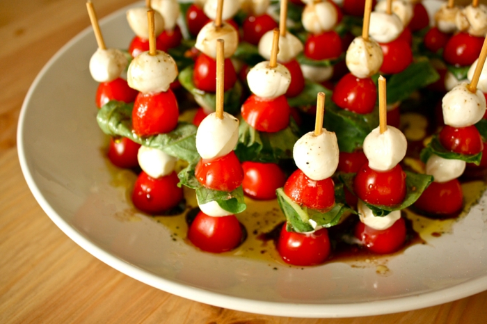 Cherrytomaten mit Mozzarella, leckere Partyhäppchen für Ihre Feier, einfach und schnell vorbereiten
