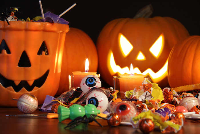 Halloween Hintergrund - die Tüten mit Süßigkeiten und Jack O'Lantern Kürbisse 