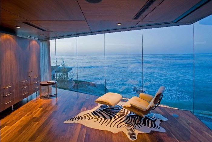 Haus an der Meeresküste mit Fenstern bis zum Boden, Kleiderschrank aus Holz mit metallen Griffen