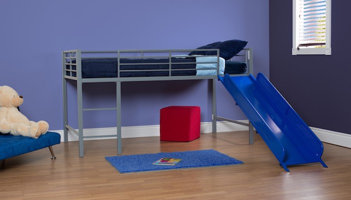 ein Hochbett mit Rutsche - grauer Rahmen und Leiter, blaue Bettwäsche, eine Spielecke