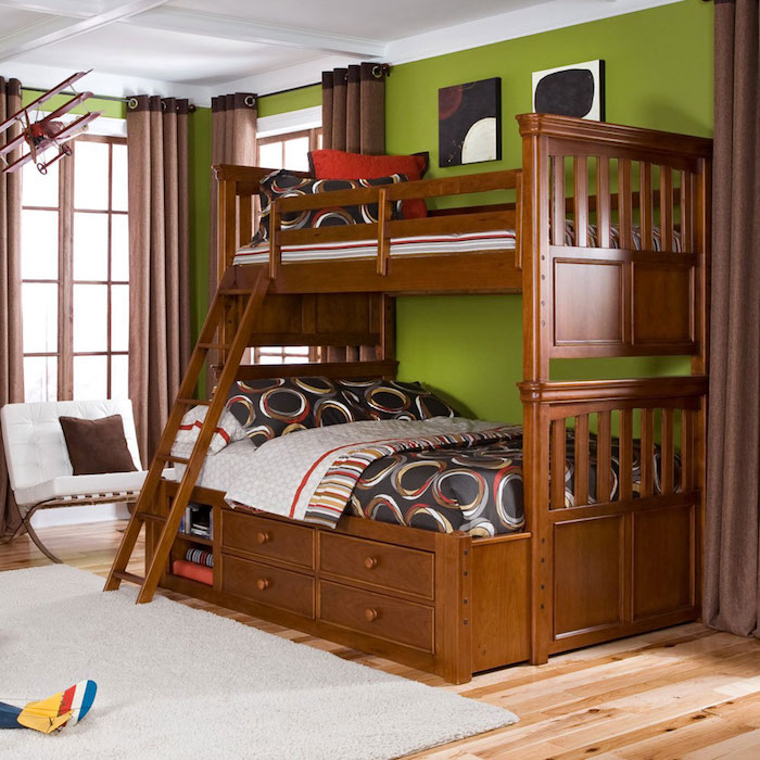 ein gemütliches Zimmer Hochbett aus Holz mit einem hölzernen Leiter