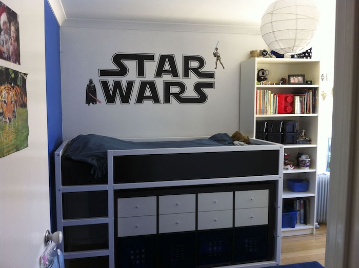 ein thematisches Kinderzimmer mit Wandtattoo Star Wars für kleine Fans - Hochbett für Kinder