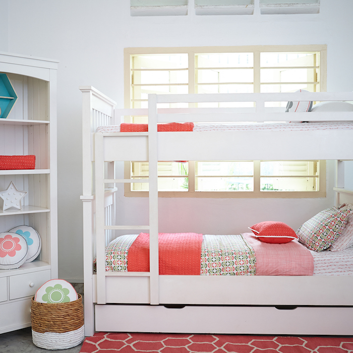 Hochbett für Kinder für zwei Schwester, bunte Bettwäsche in rosa Farbe