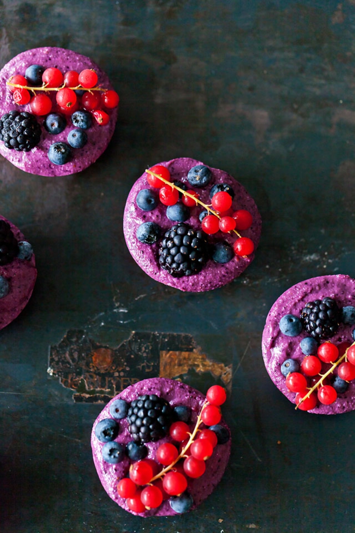 Mini-Tarten mit lila Creme und Beeren garnieren, schöne und leckere Nachtische für Ihre Party
