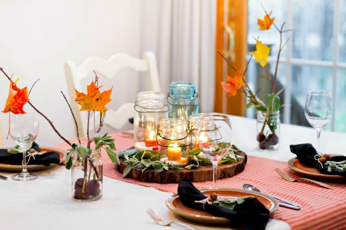 Herbstliche Tischdekoration, Kastanien und Herbstblätter, Einmachgläser als Kerzenhaler