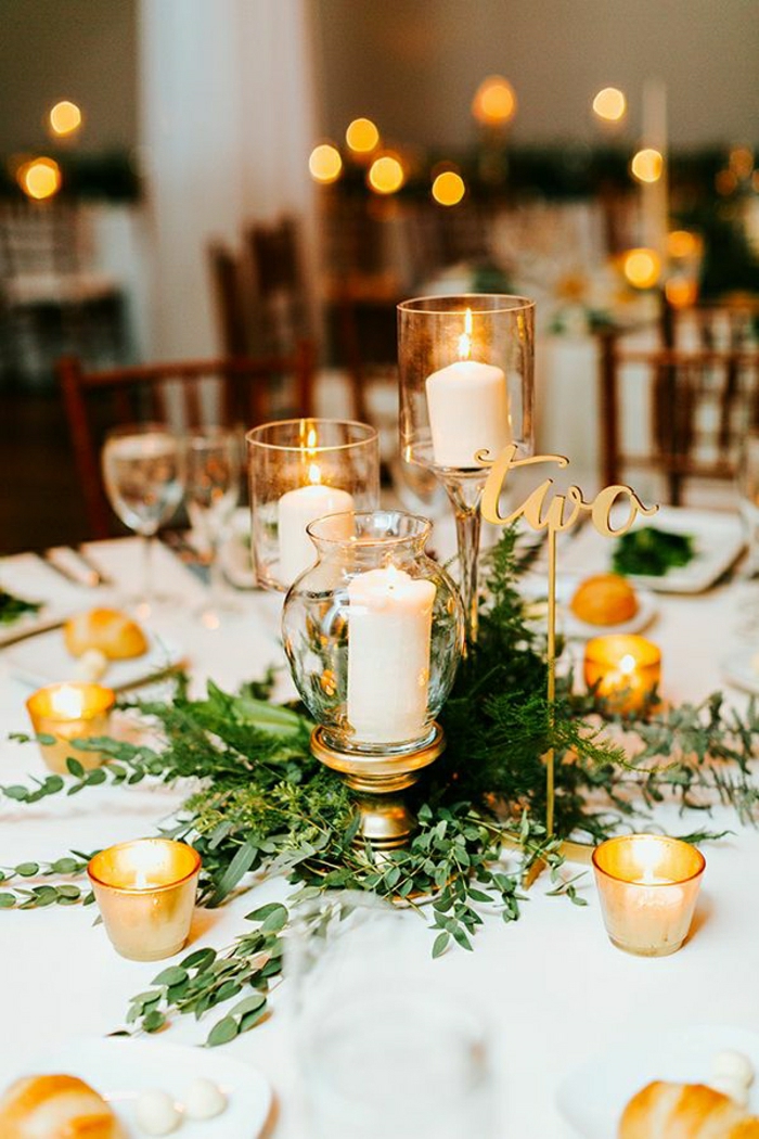 Prachtvolle Tischdekoration, Kerzen in verschiedenen Größen, echte Pflanzen, romantische Atmosphäre
