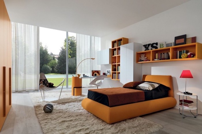 Zimmer mit orangen Möbeln, Relax-Stuhl mit weichen Kissen, Schwimmbad im Garten